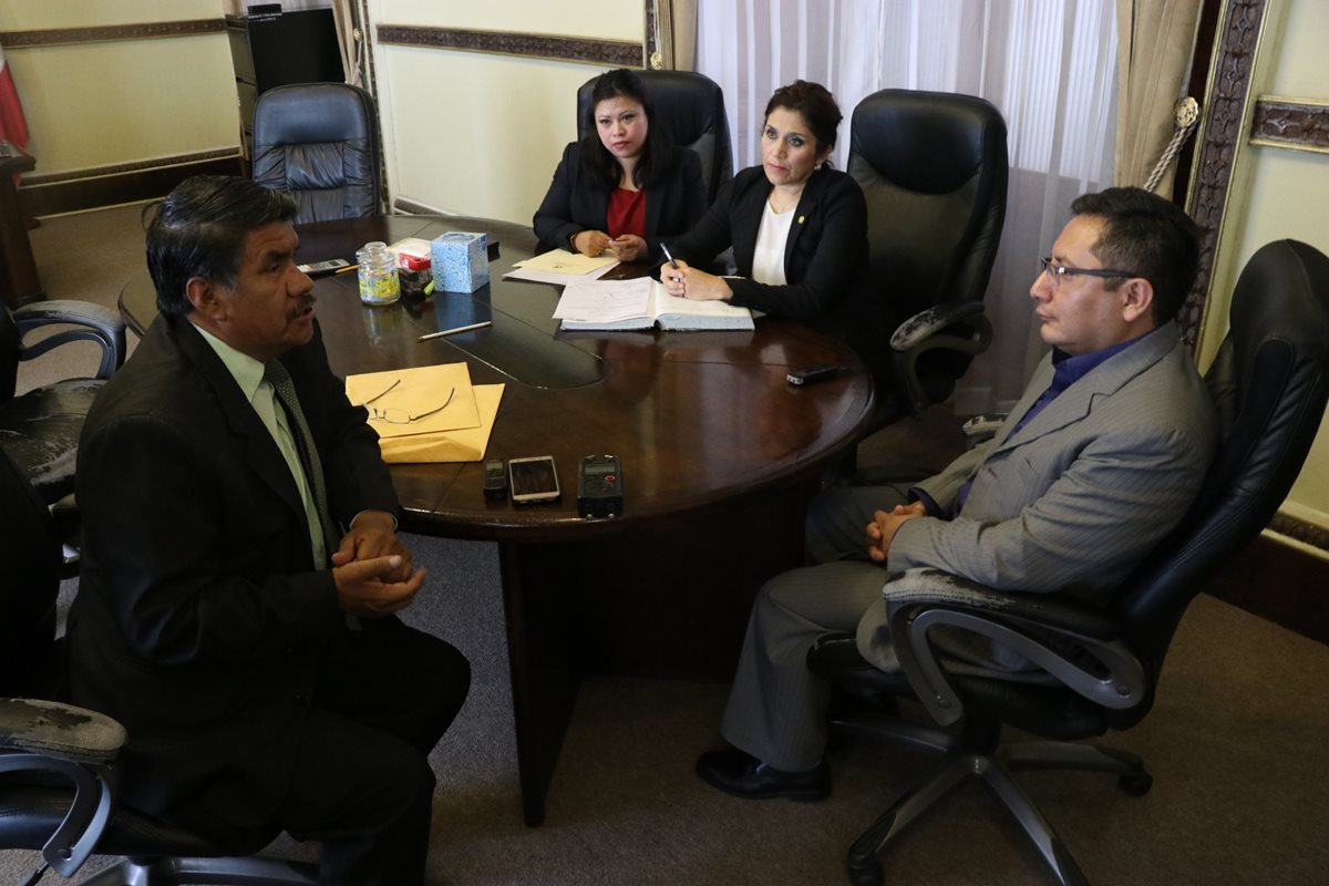 Clímaco Rosales y César Quemé, durante la transición en el cargo de gobernador, en Quetzaltenango. (Foto Prensa Libre: María José Longo) 