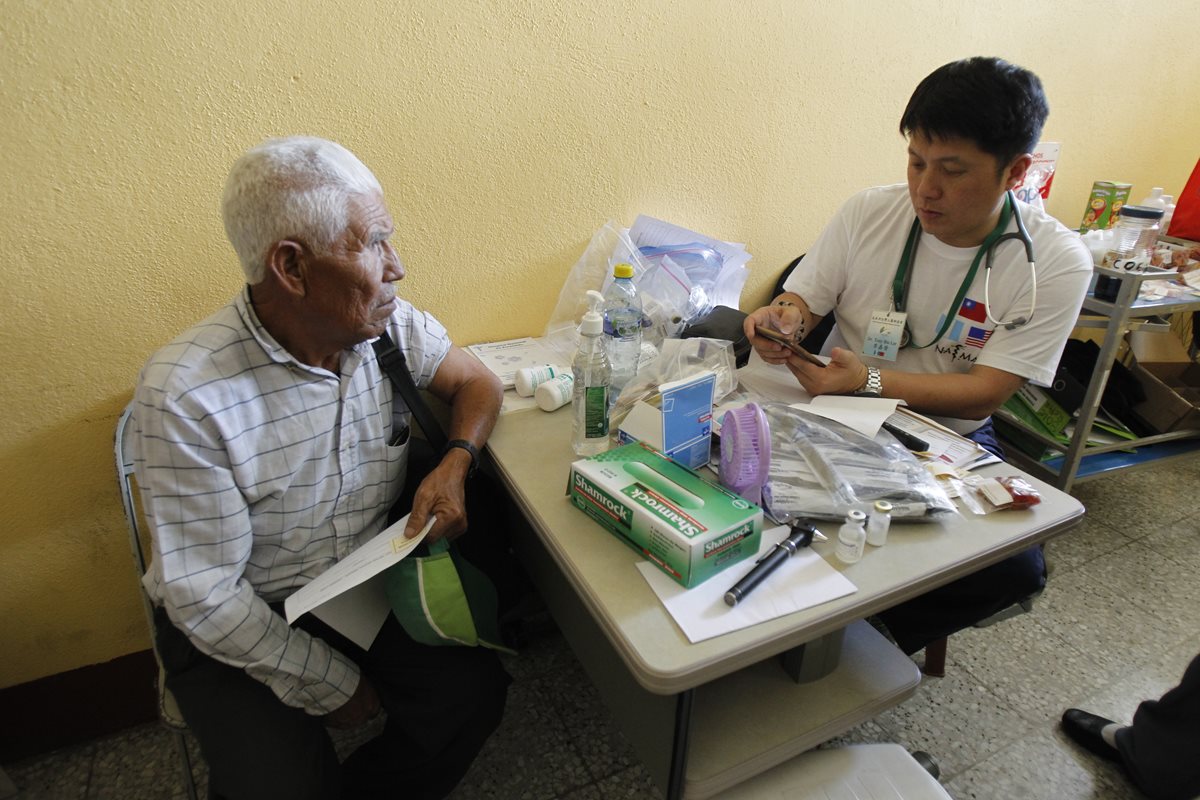 El médico Tony Lee atiende a un paciente que padece de la presión alta. (Foto Prensa Libre: Paulo Raquec).