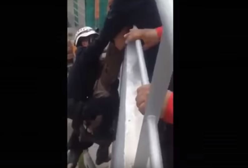 El fatal rescate ocurrió en un edificio de 15 niveles en Perú. (Foto Prensa Libre: YouTube / Waseem Khizer)