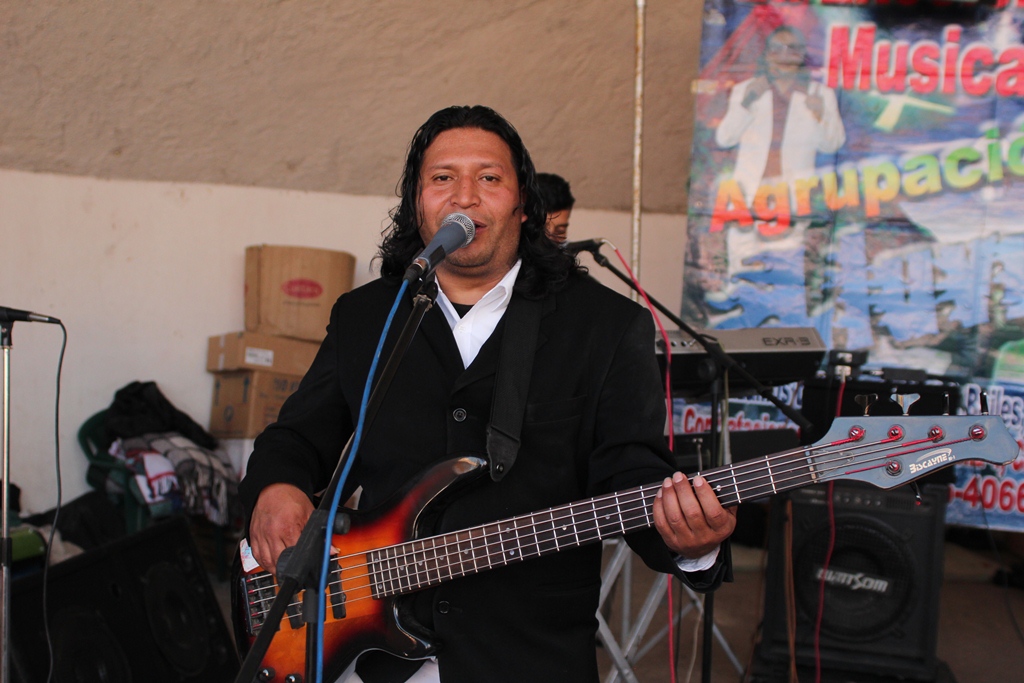 El músico ejecuta el bajo durante una presentación. (Foto Prensa Libre: Aroldo Marroquín).