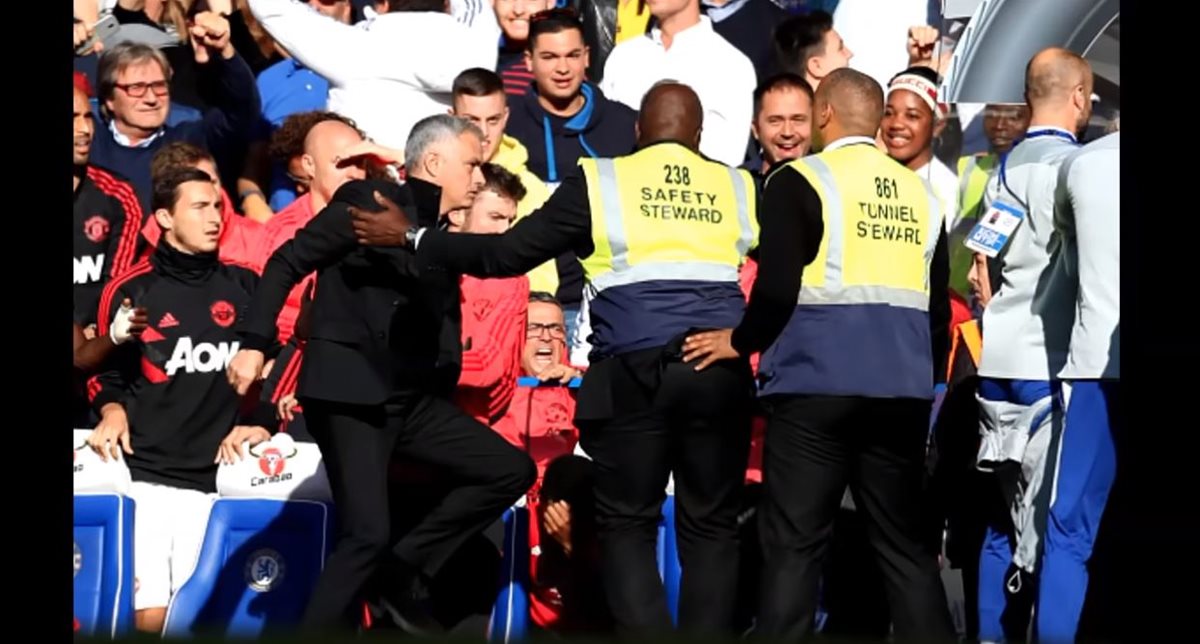 José Mourinho perdió la cabeza al final del partido y casi provoca una pelea. (Foto Prensa Libre: Captura Youtube)