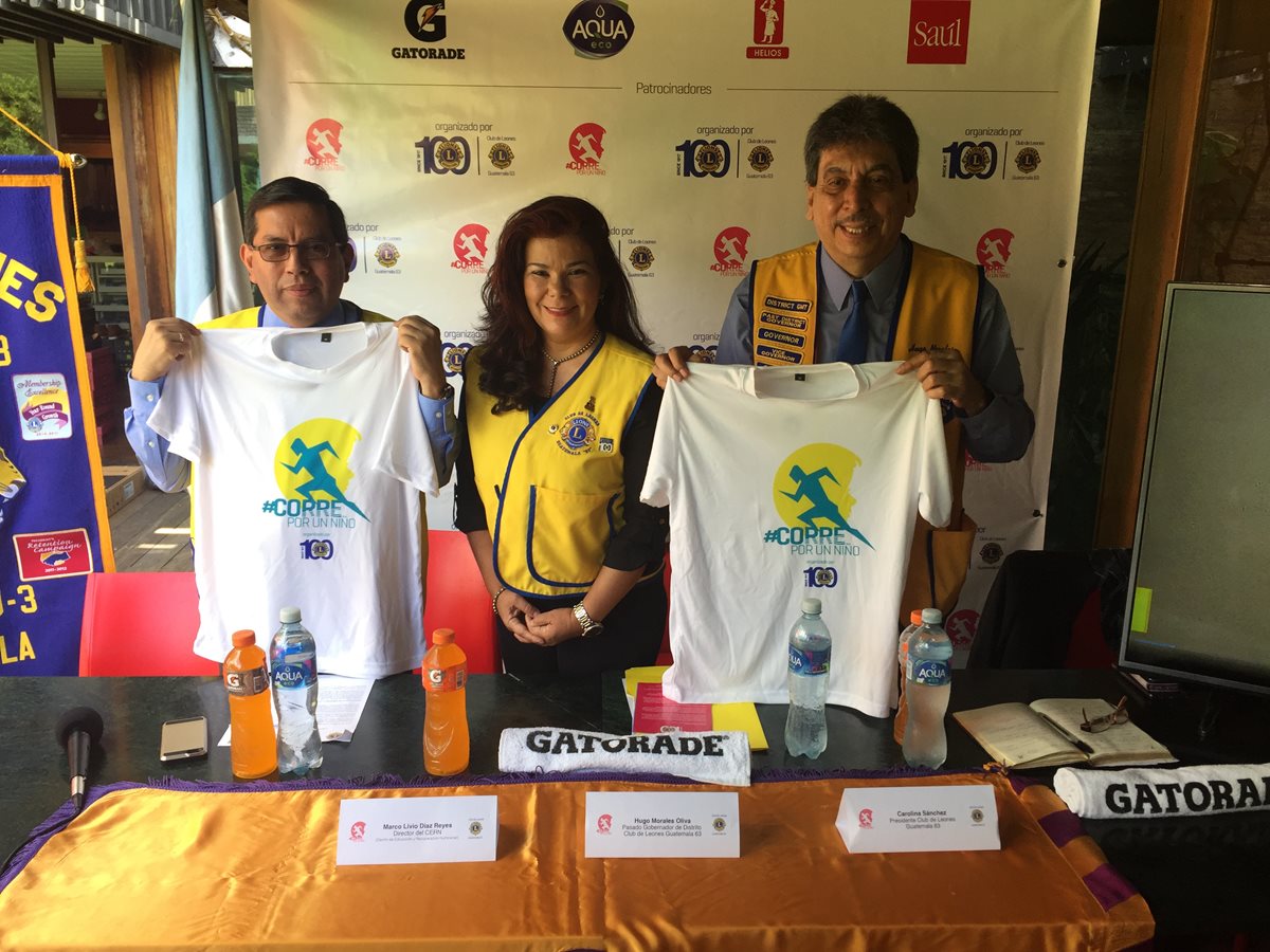 Organizadores muestran la playera que se utilizará en la carrera Corre por un niño. (Foto Prensa Libre: Eduardo González)