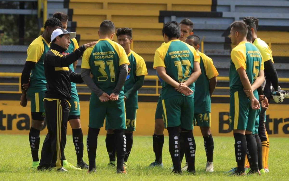 Édgar Flores se encargará de dirigir a los aurinegros por dos encuentros. (Foto Prensa Libre: Alejandro Núñez)