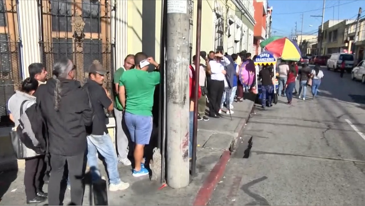 Desde hace varios días, usuarios han tenido que hacer largas filas en distintas sedes del Renap, al llegar a la ventanilla les dicen que no hay sistema. (Foto Prensa Libre: Hemeroteca PL)