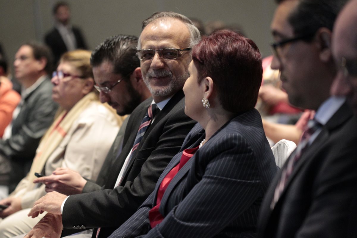 Iván Velásquez, jefe de la Cicig, conversa con Thelma Aldana, fiscal General, en la presentación de un libro de Icefi sobre corrupción en el Triángulo Norte Centroamericano. (Foto: Carlos Hernández)