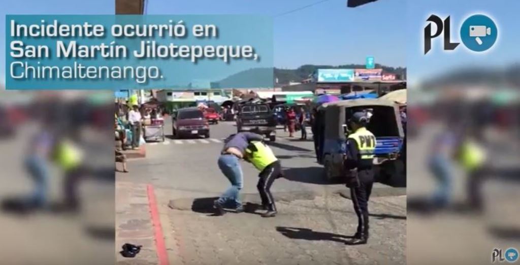 Imagen muestra momento de la agresión entre ambas mujeres. (Foto Prensa Libre)