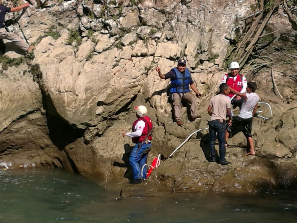 Rescatistas buscan al extranjero que desapareció el lunes último en Lanquín. (Foto Prensa Libre: Eduardo Sam).