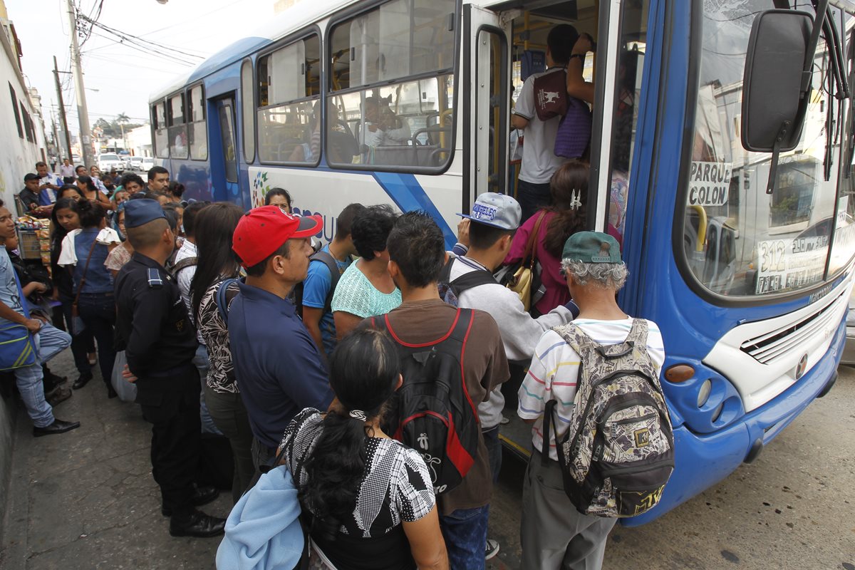 La falta de unidades es una de las principales quejas de los usuarios. (Foto Prensa Libre: Paulo Raquec)