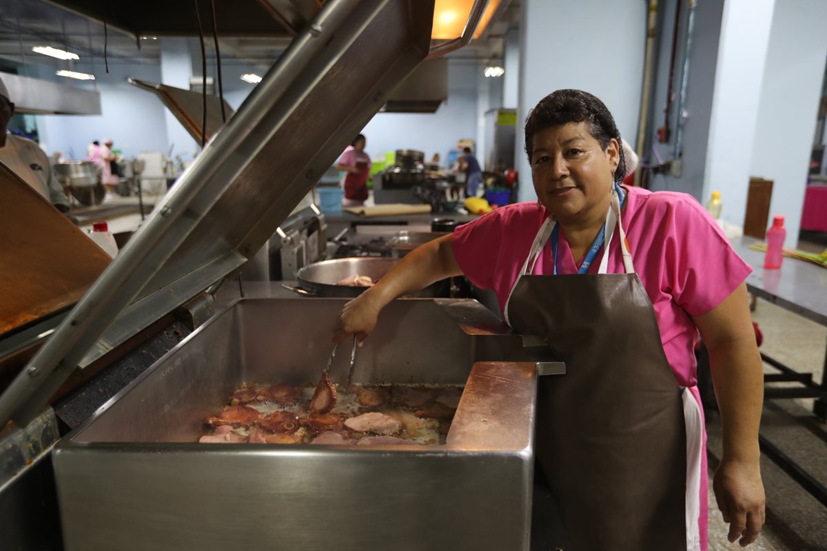 Ana Beatriz de la Cruz prepara chuleta para el almuerzo de pacientes con dieta libre. (Foto Prensa Libre: Érick Ávila).