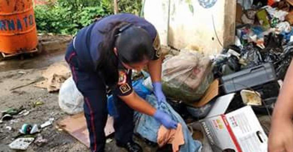 Socorrista inspecciona el lugar donde fueron hallados restos humanos en San Juan Chamelco. (Foto Prensa Libre: Eduardo Sam).