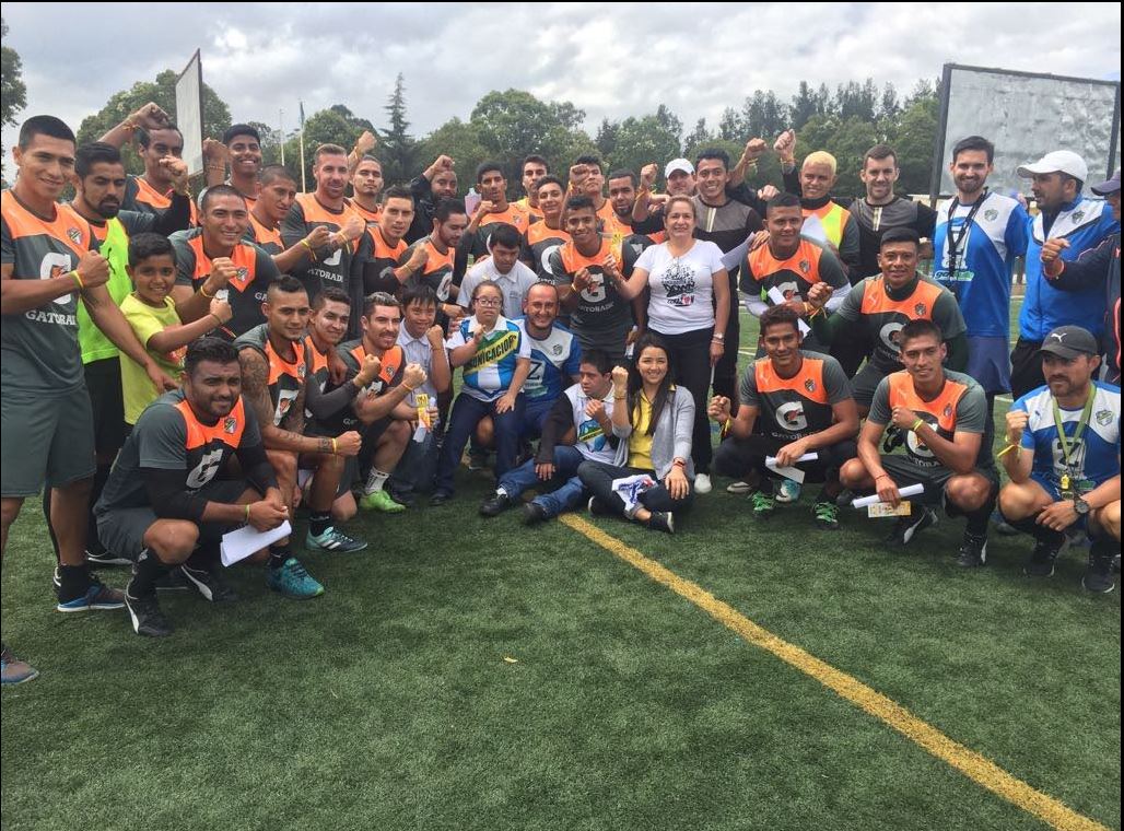 Jugadores de Comunicaciones y niños de la Fundación Margarita Tejada en la cancha alterna del Cementos Progreso. (Foto Prensa Libre: cortesía La Red)