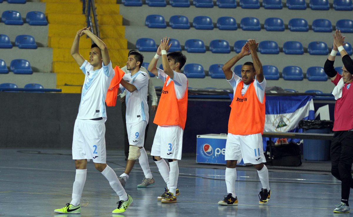 Seleccionados guatemaltecos de futsal festejan tras el triunfo sobre Nicaragua. (Foto Prensa Libre: Cortesía CDAG).