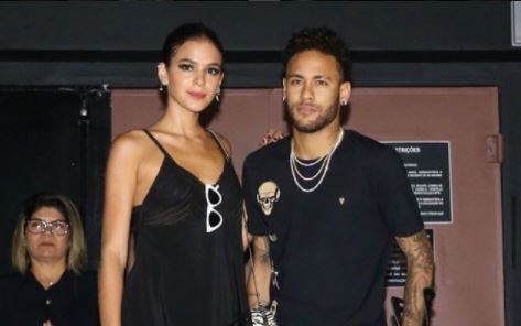 Neymar junto a su novia, Bruna Marquezine, en la fiesta de cumpleaños de su hermana Rafaella. (Foto Prensa Libre: Instagram brumar.bn)