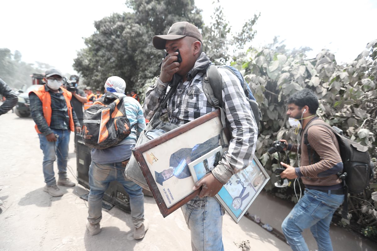 Sobrevivientes buscan a familiares desaparecidos durante la tragedia del Volcán de Fuego, en la plataforma Ayudaguate.com las personas pueden hacer su reporte para poder encontrarlos. (Foto Prensa Libre: Érick Ávila)