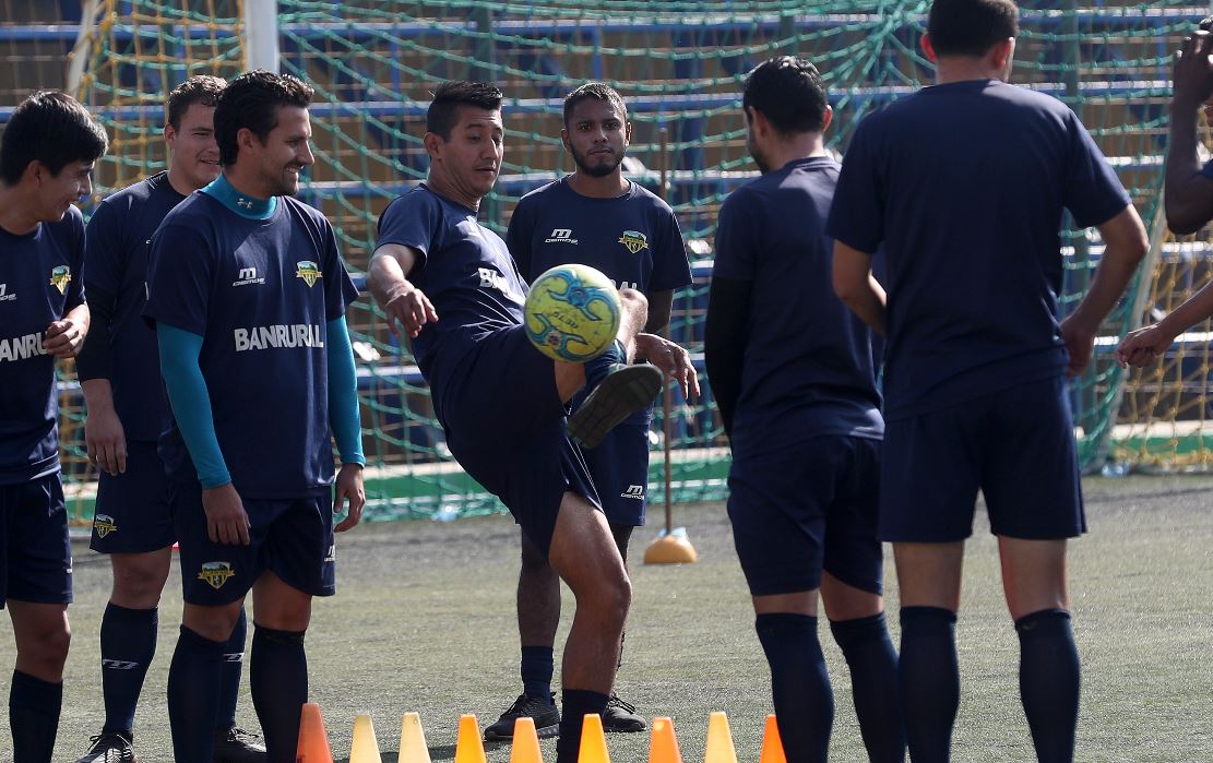 Deportivo Petapa recibirá este viernes a Guastatoya en busca mejorar su posición en la clasificación. (Foto Prensa Libre: Edwin Fajardo).