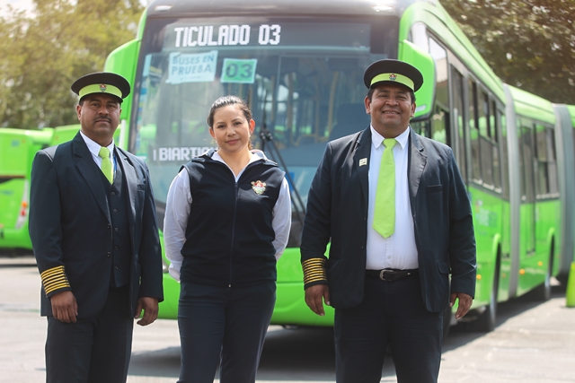 Karla Marisol Matías (c), madre de familia y y piloto del Transmetro, junto con sus colegas Erick Eduardo Velásquez (d) y Carlos Gravez (d). (Foto Prensa Libre: Álvaro Interiano)