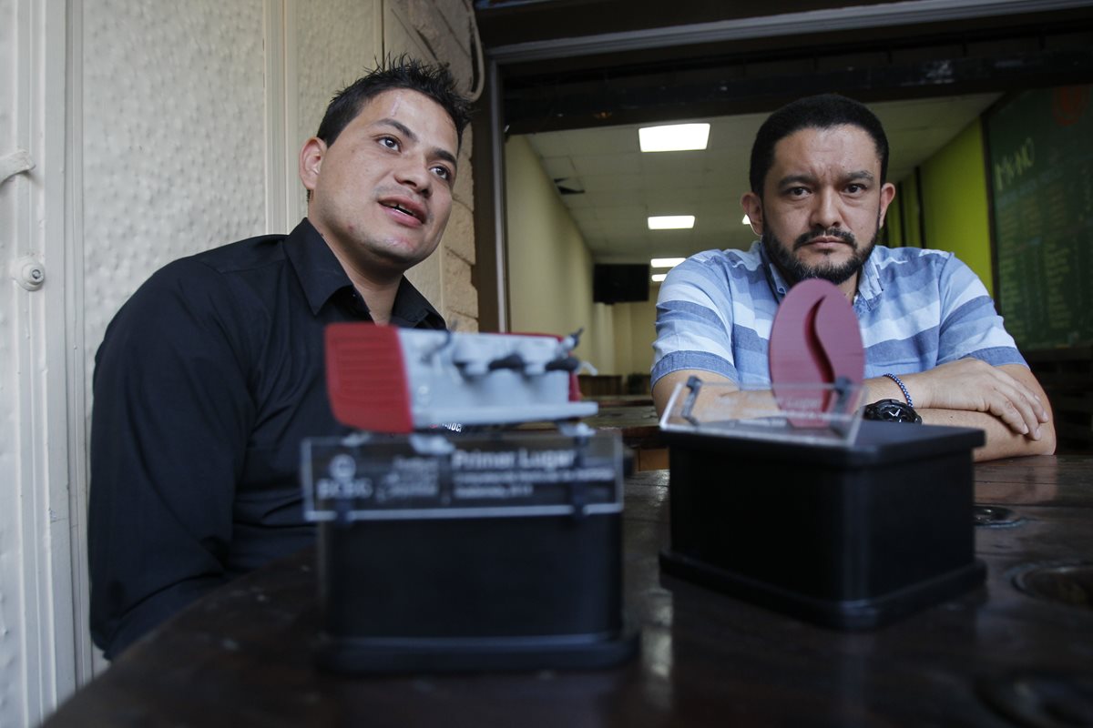 José de la Peña (izquierda) y Héctor González (derecha) son los ganadores de la competencia nacional de baristas y catadores. (Foto Prensa Libre: Paulo Raquec).