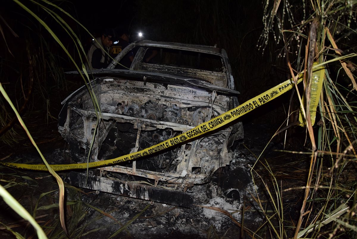 Vehículo carbonizado fue localizado en Guanagazapa, Escuintla. (Foto Prensa Libre: Carlos E. Paredes)