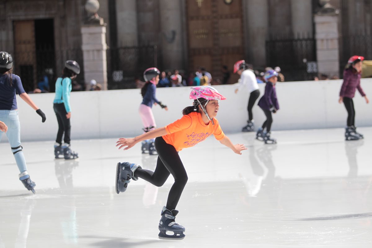 La pista granizada es uno de los atractivos más visitados durante el festival navideño del Paseo de la Sexta. (Foto Prensa Libre: Hemeroteca)