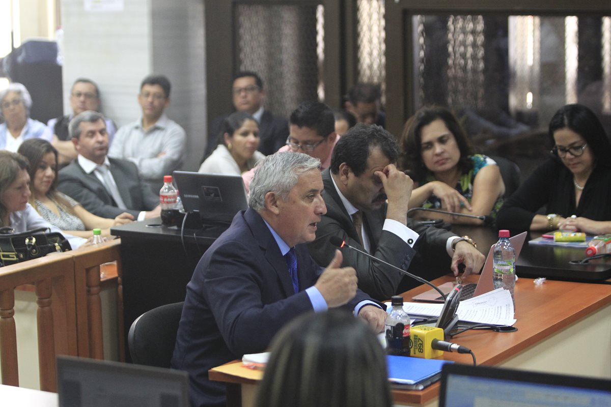 Otto Pérez declara ante el juez Miguel Ángel Gálvez. Omar Franco -atrás, de camisa gris- escucha la intervención. (Foto: Carlos Hernández)