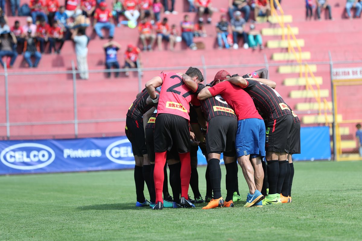 Los rojos visitan este domingo a Sanarate. (Foto Prensa Libre: Jorge Ovalle)