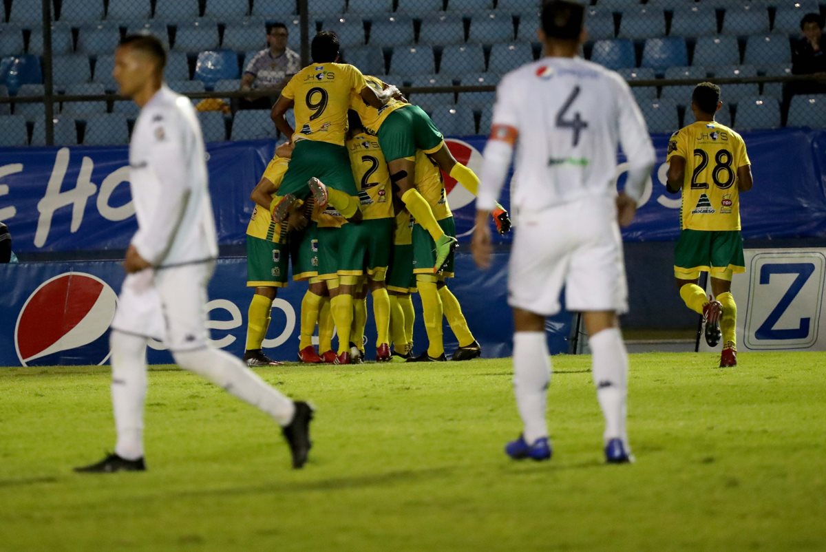 Los jugadores de Guastatoya festejan en condición de visita, contra Comunicaciones. (Foto Prensa Libre: Carlos Vicente)