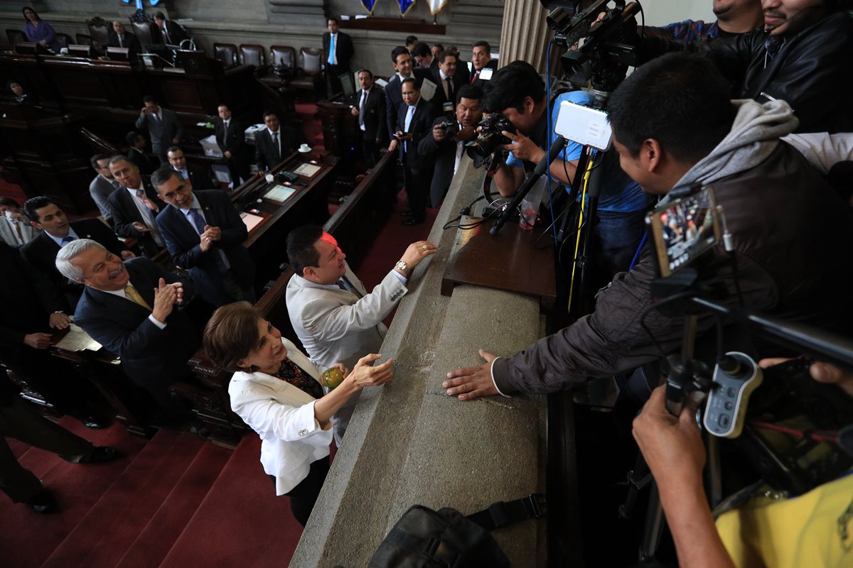 La diputada Nineth Montenegro recibió la Naranja y el congresista Raúl Romero una mención honorifica por parte de los periodistas. (Foto Prensa Libre: Carlos Hernández)