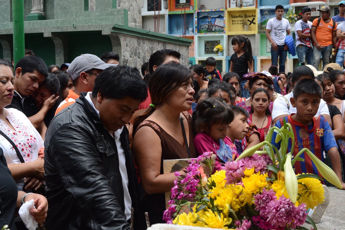 Familiares despidieron en el Cementerio General a Yoselin Anaí Chumil Vargas. (Foto Prensa Libre: Ángel Julajuj)