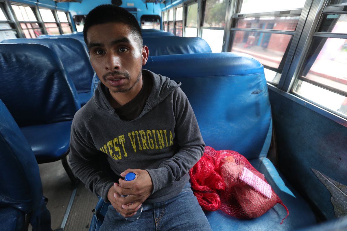 Nasario Jacinto, el día que fue deportado, en el bus que lo llevó hasta Huehuetenango. (Foto Prensa Libre: Estuardo Paredes)