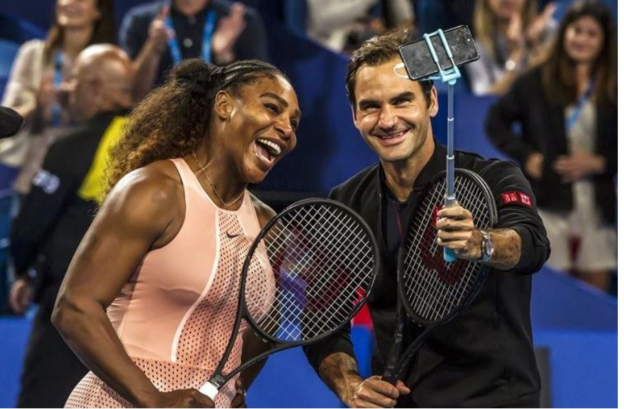 Williams y Federer se toman la foto del recuerdo en un épico juego. (Foto Prensa Libre: AFP)