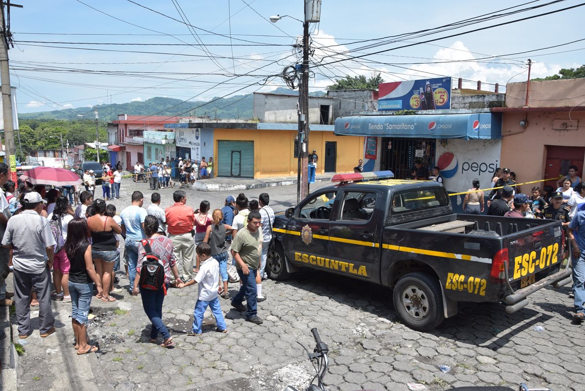 Cadáveres de dos hombres quedaron en la vía pública, en la zona 4 de la cabecera de Escuintla. (Foto Prensa Libre: Carlos E. Paredes)