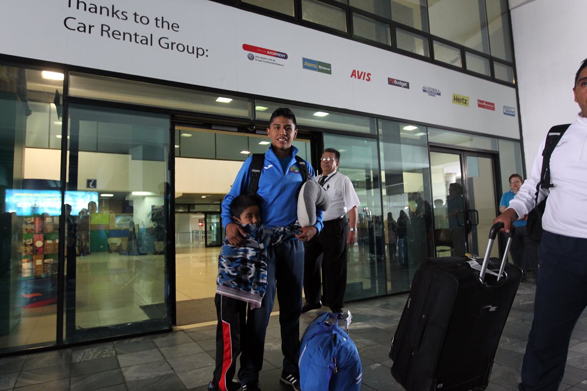 José Eduardo Ortiz a su regreso a Guatemala, después de conquistar el quinto lugar en el Mundial de Marcha Sub 18 realizado en Nairobi, Kenia. (Foto Prensa Libre: Jorge Ovalle)