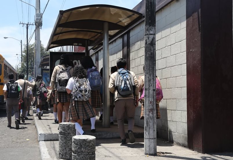 Jóvenes de la Escuela de Comercio 2, zona 7, todavía sufren secuelas de la tragedia ocurrida hace un año. (Foto Prensa Libre: Érick Ávila)