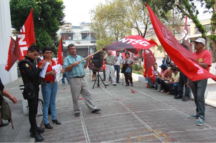 En el 2013 se firmó un cuestionado pacto colectivo entre autoridades y sindicato de Salud. (Foto Prensa Libre: Hemeroteca PL)