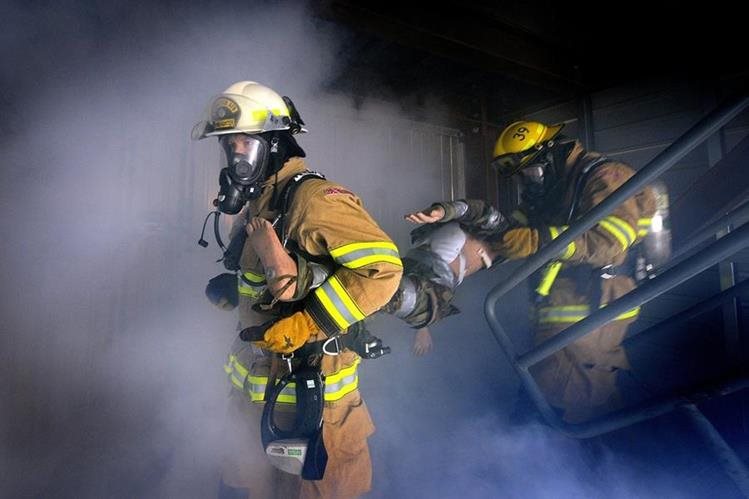 Los socorristas usan equipo especial para evitar inhalar humo mientras combaten las llamas o rescatan a las víctimas. (Foto Prensa Libre: HemerotecaPL)
