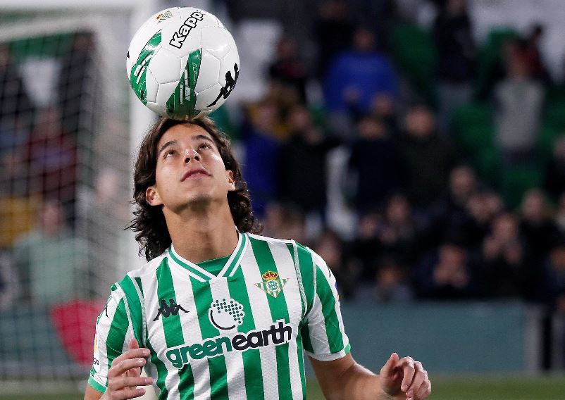 Diego Lainez durante la presentación con su nuevo equipo Real Betis, de España. (Foto Prensa Libre: AFP).