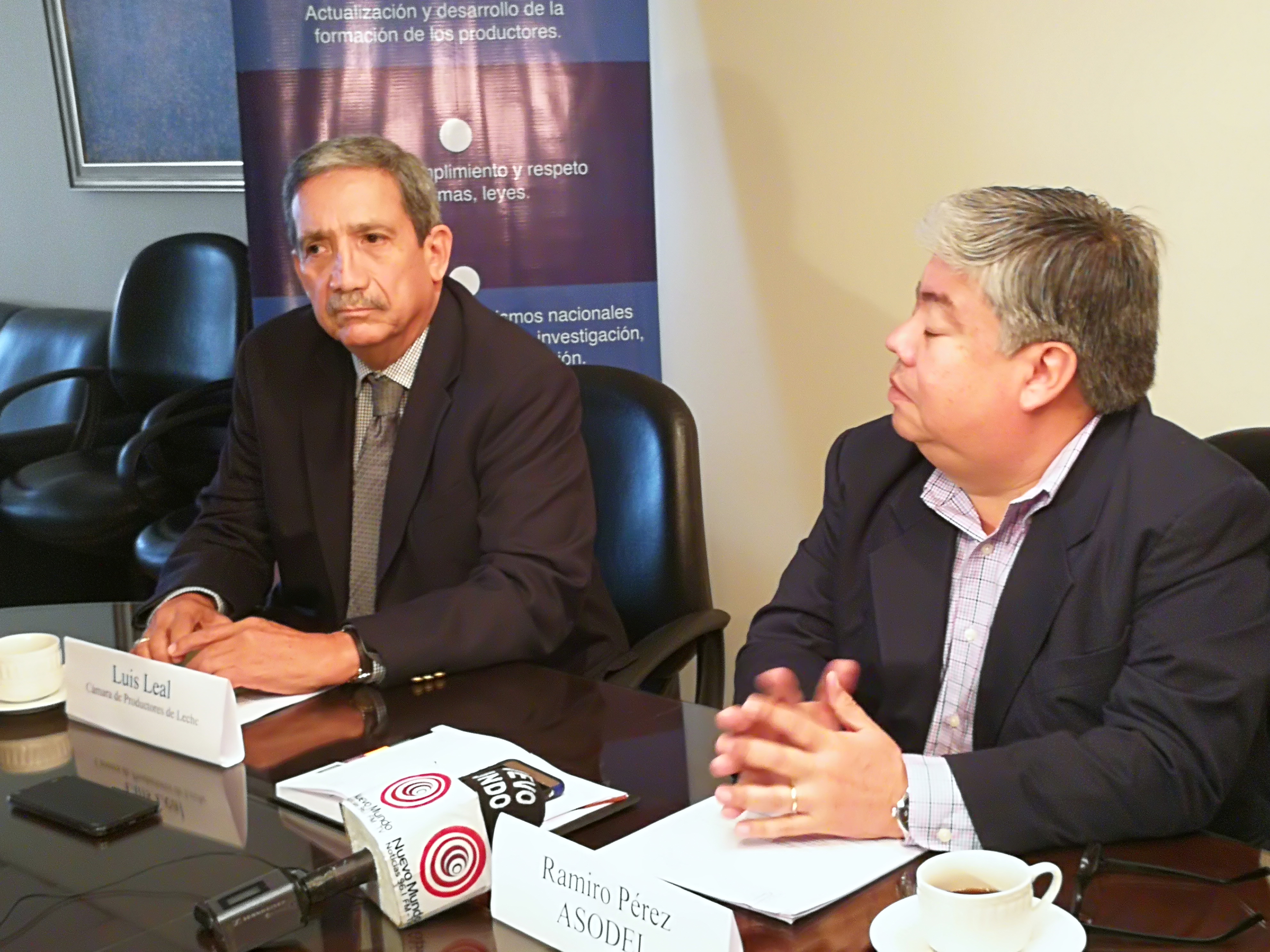 Luis Leal Monterroso presidente de la Cámara de Lecheros de Guatemala y Ramiro Pérez Zarco de Asodel, exponen sobre la situación del sector ante posible negociación con Reino Unido. (Foto Prensa Libre: Urías Gamarro)