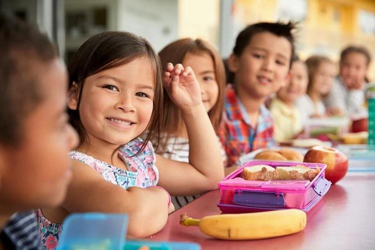 La lonchera bien planificada se convierte en una aliada de la alimentación sana. (Foto Prensa Libre: Shutterstock)