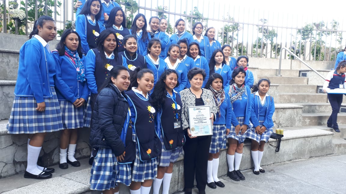 La maestra Gloria Elizabeth Navas Escobedo, graduada hace 50 años en el Instituto Normal Central para Señoritas Belén, recibe  reconocimiento del Banco Industrial por su labor . (Foto Prensa Libre: Eslly Melgarejo)