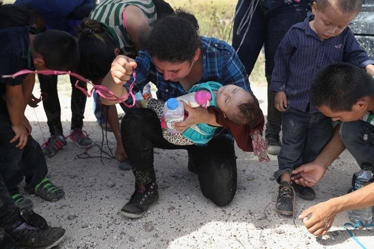 Familias enteras continúan llegando a Estados Unidos de manera ilegal. (Foto Prensa Libre: Hemeroteca PL)