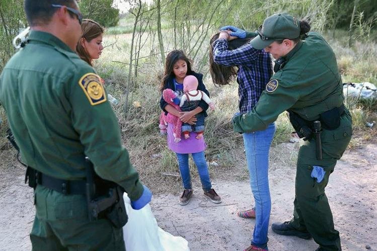 Una mujer que llegó a EE. UU. con sus hijos es registrada por agentes de la Patrulla Fronteriza. (Foto Prensa Libre: Hemeroteca PL)