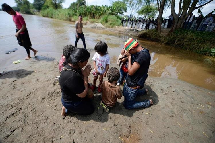 Una familia migrante llega a la frontera entre Guatemala y México, a orillas del río Suchiate. (Foto Prensa Libre: Hemeroteca PL)