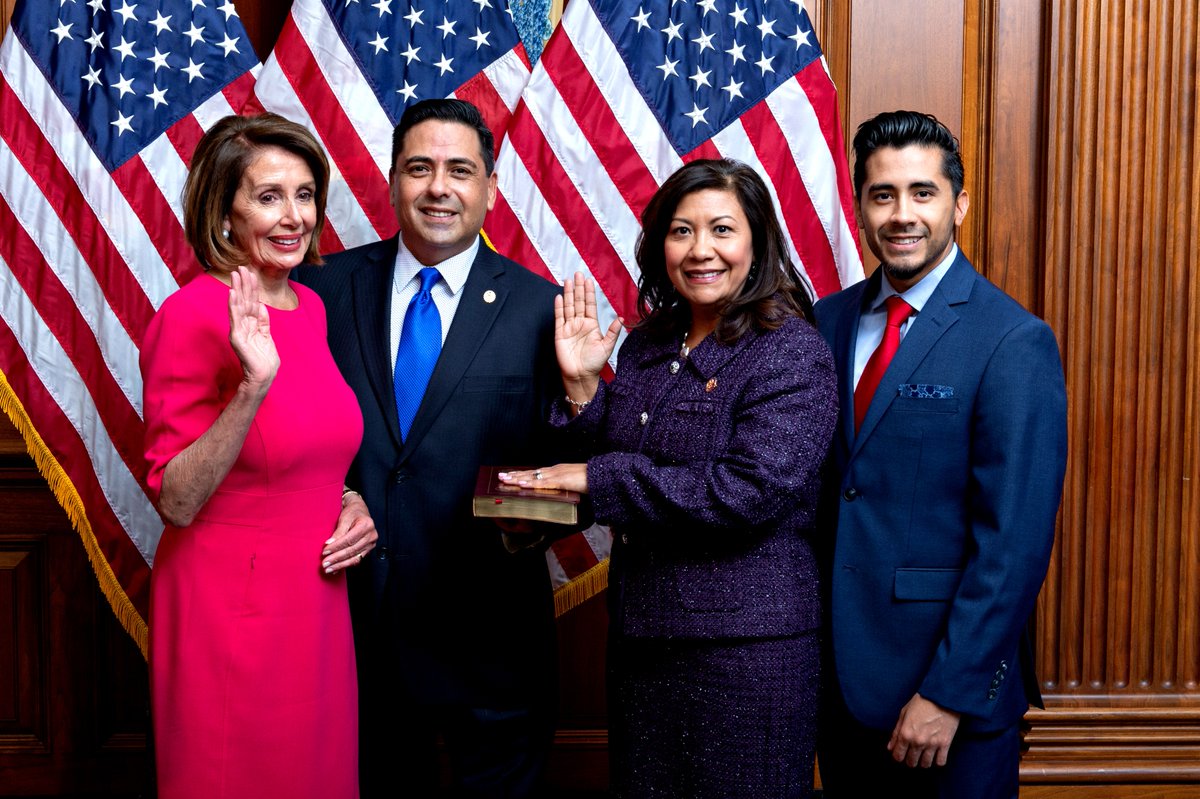 Norma Torres, segunda de derecha a izquierda, el día que juró para su tercer periodo en el  Congreso de EE. UU.  Con ella, la líder demócrata Nancy Pelosi (rosado), su esposo Luis Torres y su hijo Matthew Torres. (Foto: Twitter)