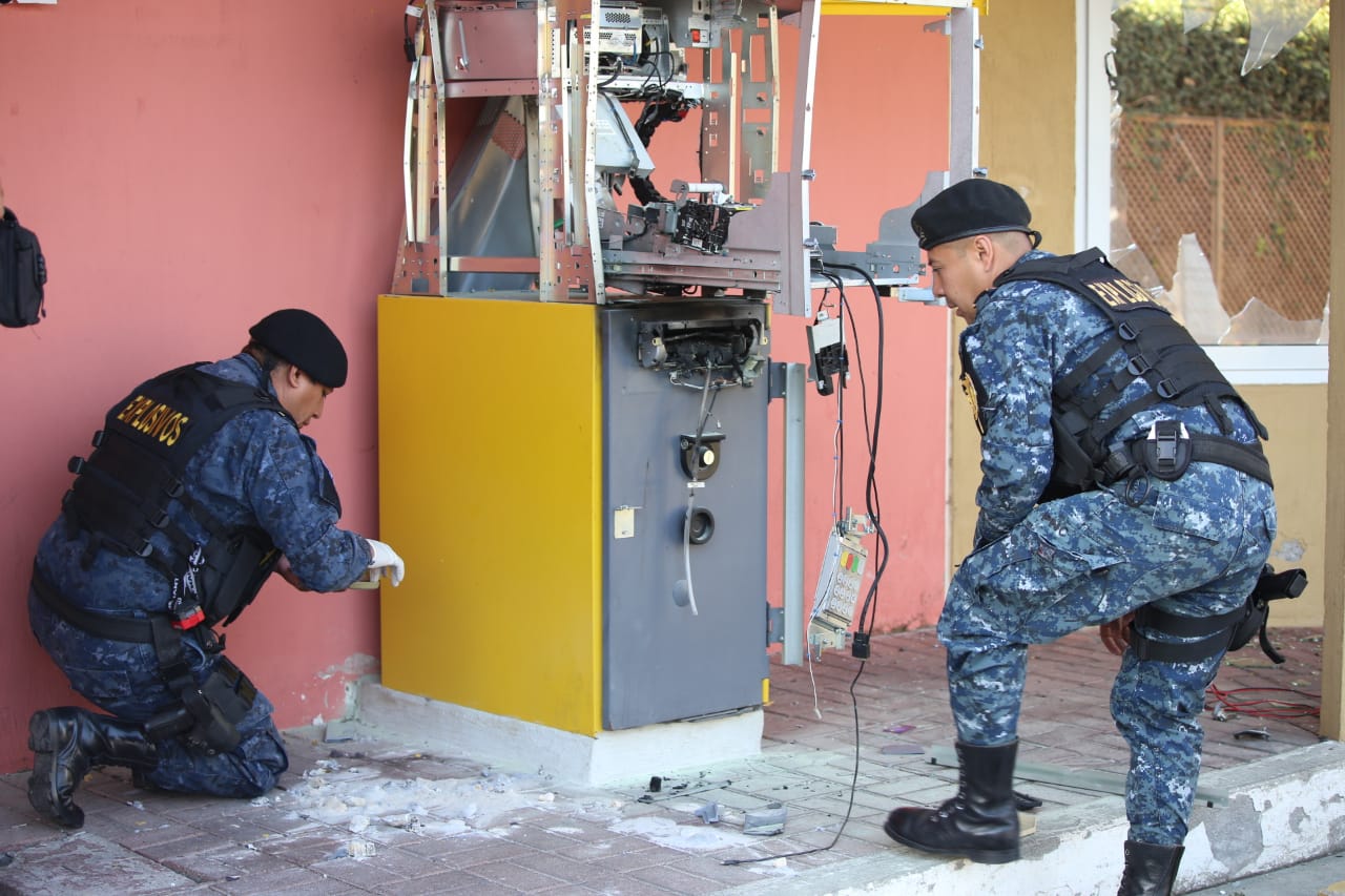 Agentes de la PNC inspeccionan el cajero que fue violentado. (Foto Prensa Libre: PNC)