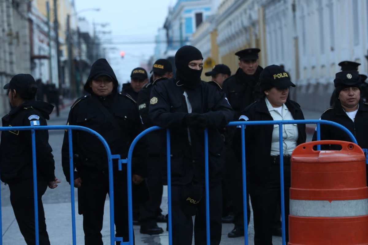 Agentes de la PNC deberán permanecer en los cierres indicados. (Foto Prensa Libre: Esbin García)