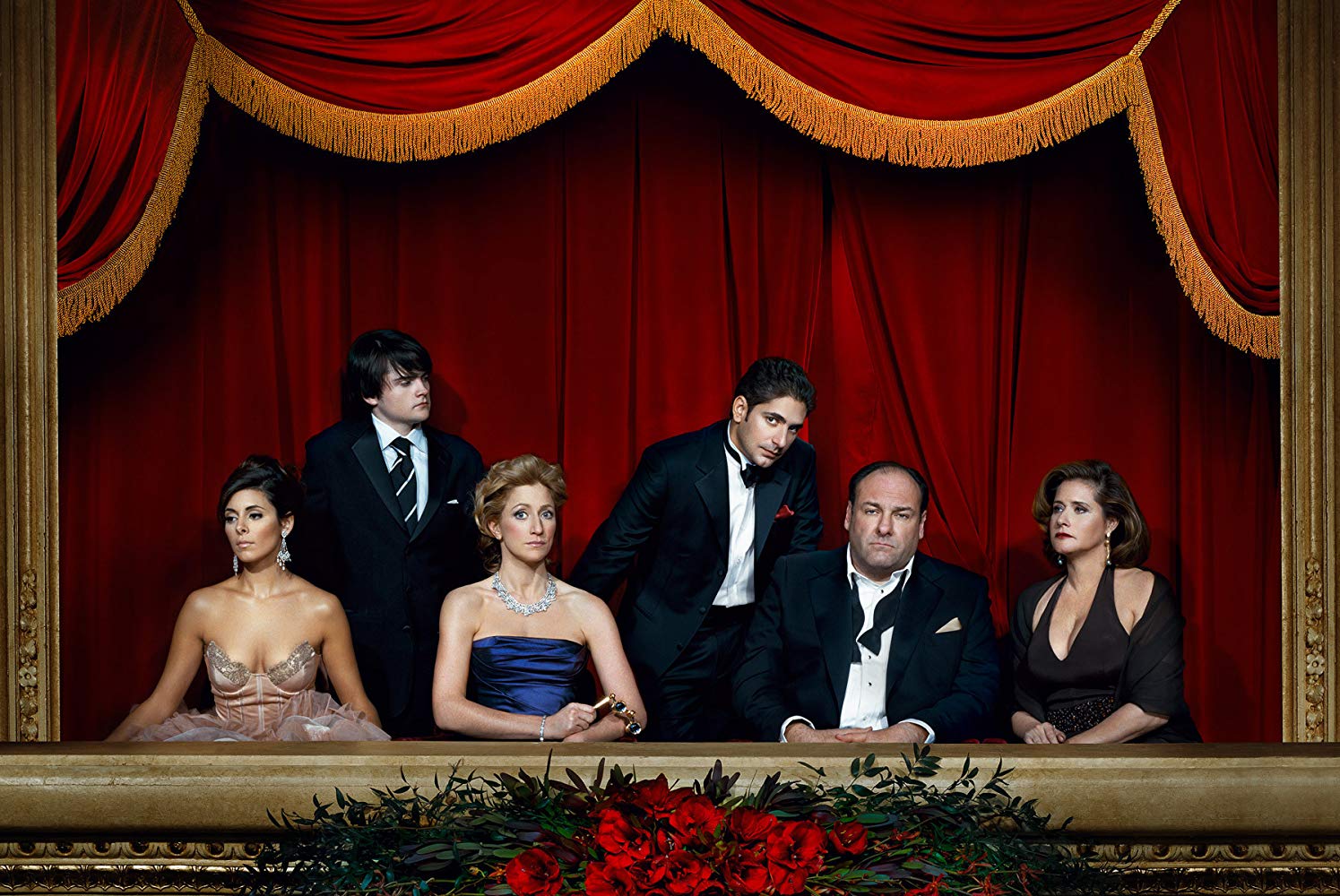 Lorraine Bracco, James Gandolfini, Edie Falco, Robert Iler, Michael Imperioli y Jamie-Lynn Sigler en la serie recordada que hoy cumple 20 años de su lanzamiento. (Foto Prensa Libre: HBO).