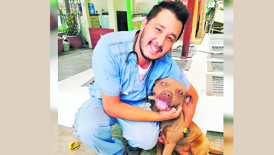 Pavel Mario René Matute inspecciona en el aeropuerto  de 40 a 60 animales a la semana, la mayoría son perros y gatos. (Foto Prensa Libre: Cortesía)