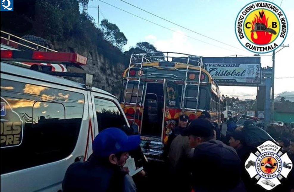 Bomberos Voluntarios y policías auxiliaron a las victimas que tenían crisis nerviosa por el asalto del pasado miércoles. (Foto Prensa Libre: cortesía)