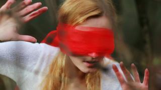 Youtube vetará retos como el "Bird Box Challenge", inspirado en la serie de Netflix, por el que la gente se venda los ojos para hacer tareas cotidianas, como conducir un auto. GETTY IMAGES