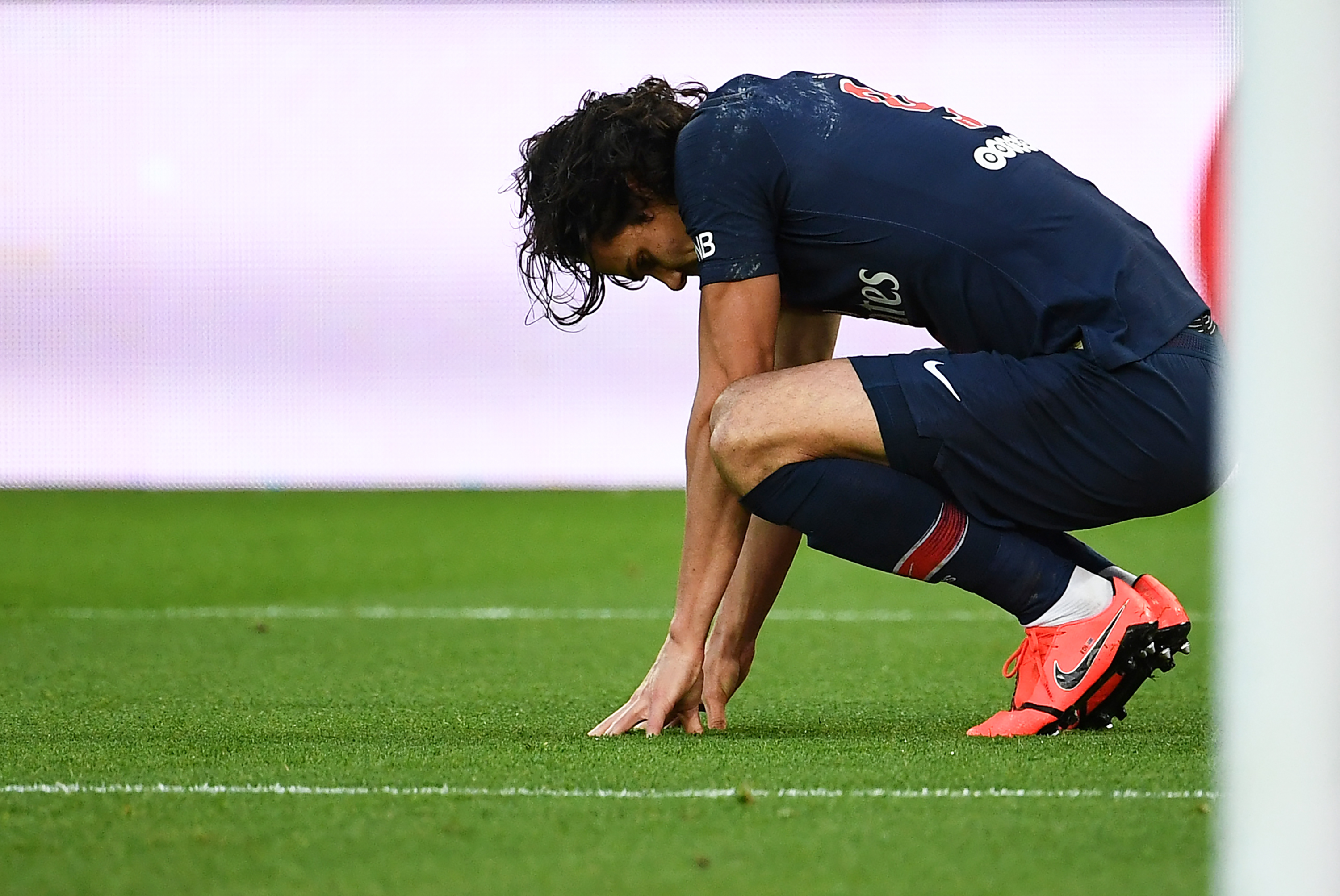 Edinson Cavani es la segunda baja sensible para el PSG en el partido de ida de los octavos de final de la Champions League contra el Manchester United. (Foto Prensa Libre: AFP)